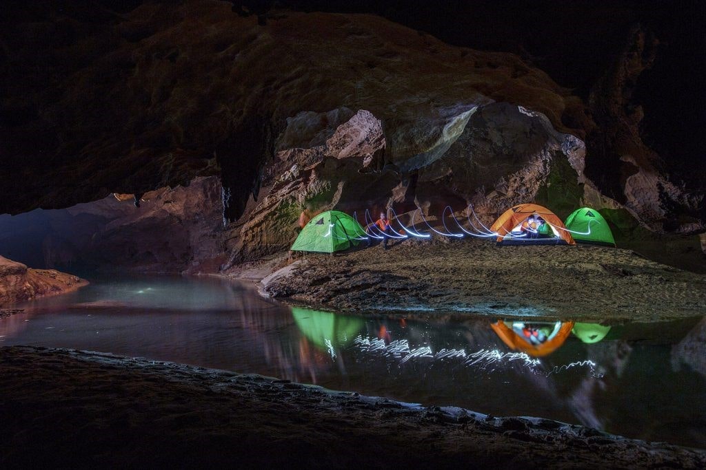 Cắm trại trong lòng hang bên dòng suối nhỏ